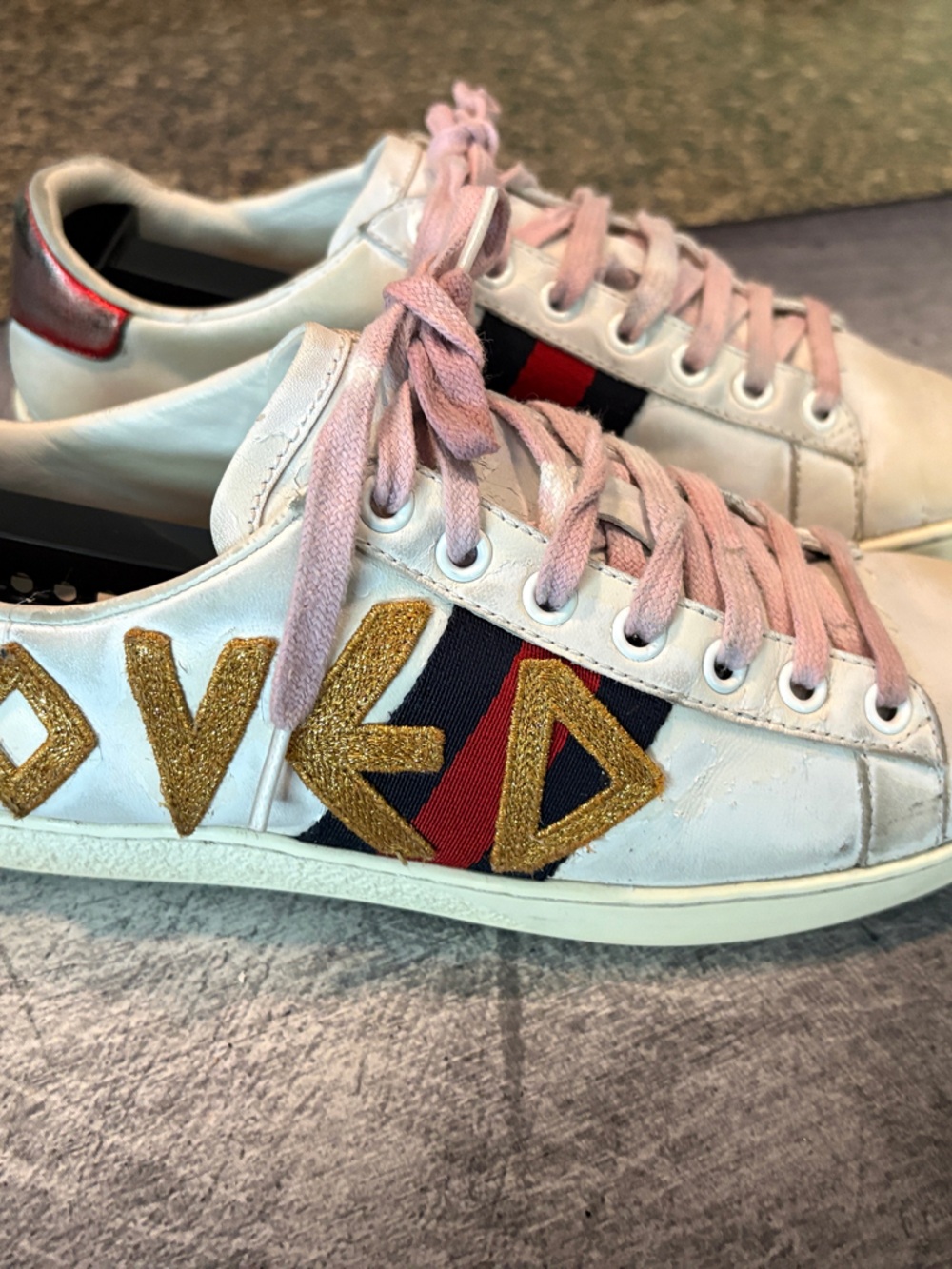 Gucci White Leather Sneakers with Gold Glitter Logo and Pink Laces